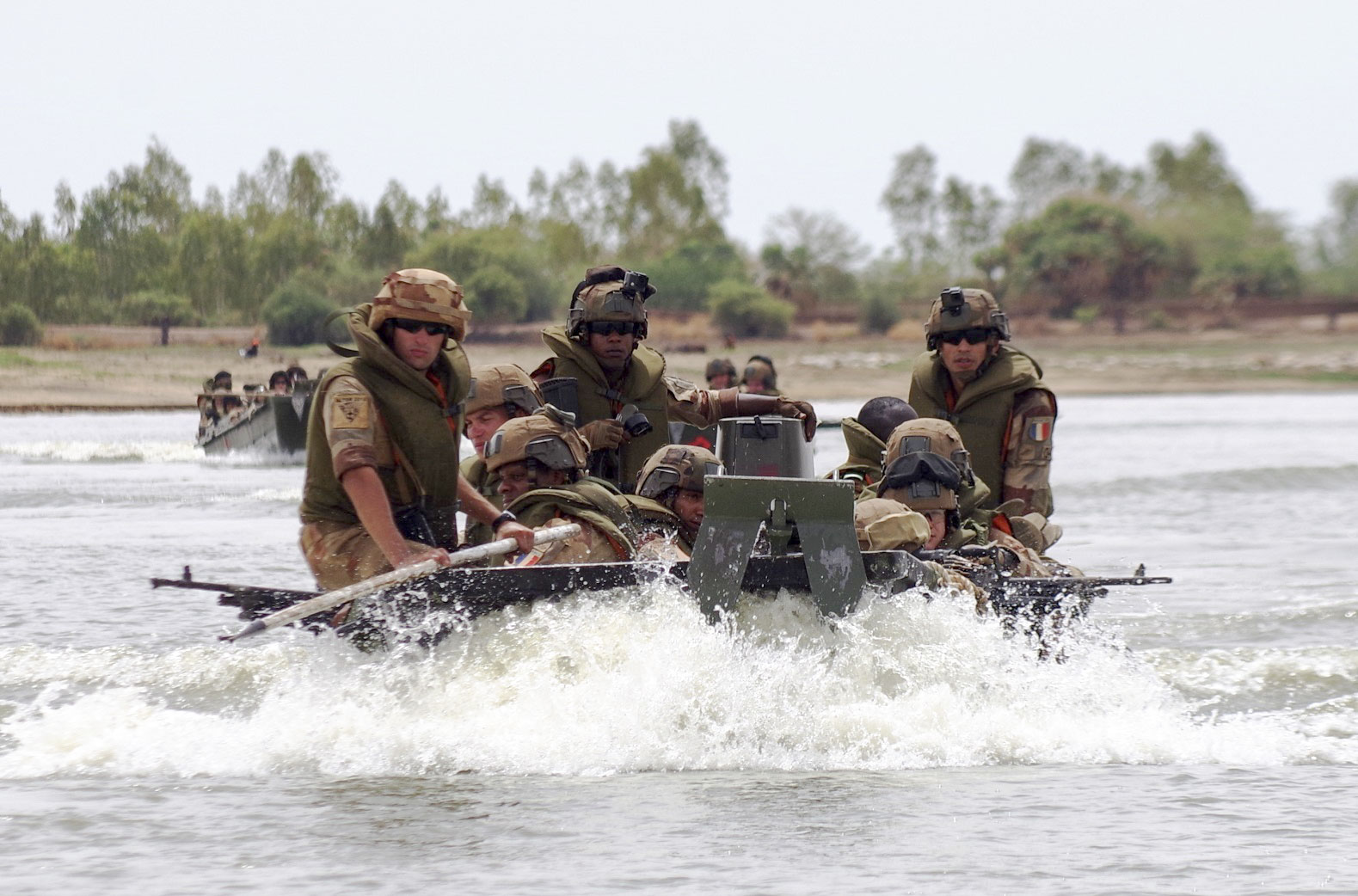 France desert troops take to boats in Mali
