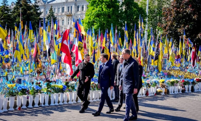 Volodymyr Selenskyj (l-r), President of Ukraine, French President Emmanuel Macron, Keir Starmer, Prime Minister of Great Britain, and German Chancellor Friedrich Merz (CDU) commemorate the victims of the war on the Maidan in Kiev.